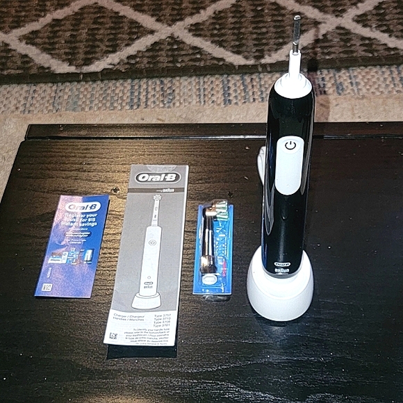 Oral-B Pro 1000 Rechargeable Electric Toothbrush, Black - Picture 8 of 10
